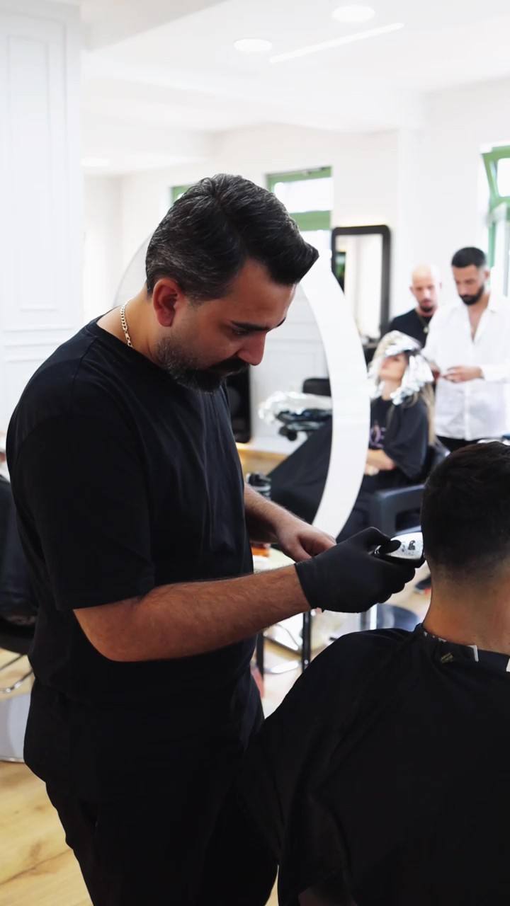 Barber bei der Arbeit an einem Kunden