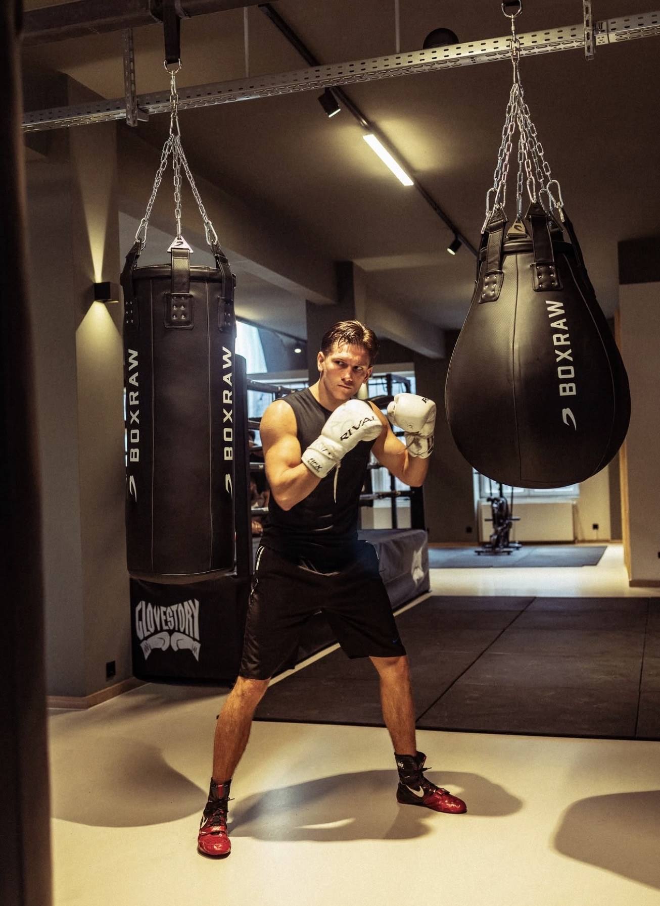 Sportler beim Training am Boxsack