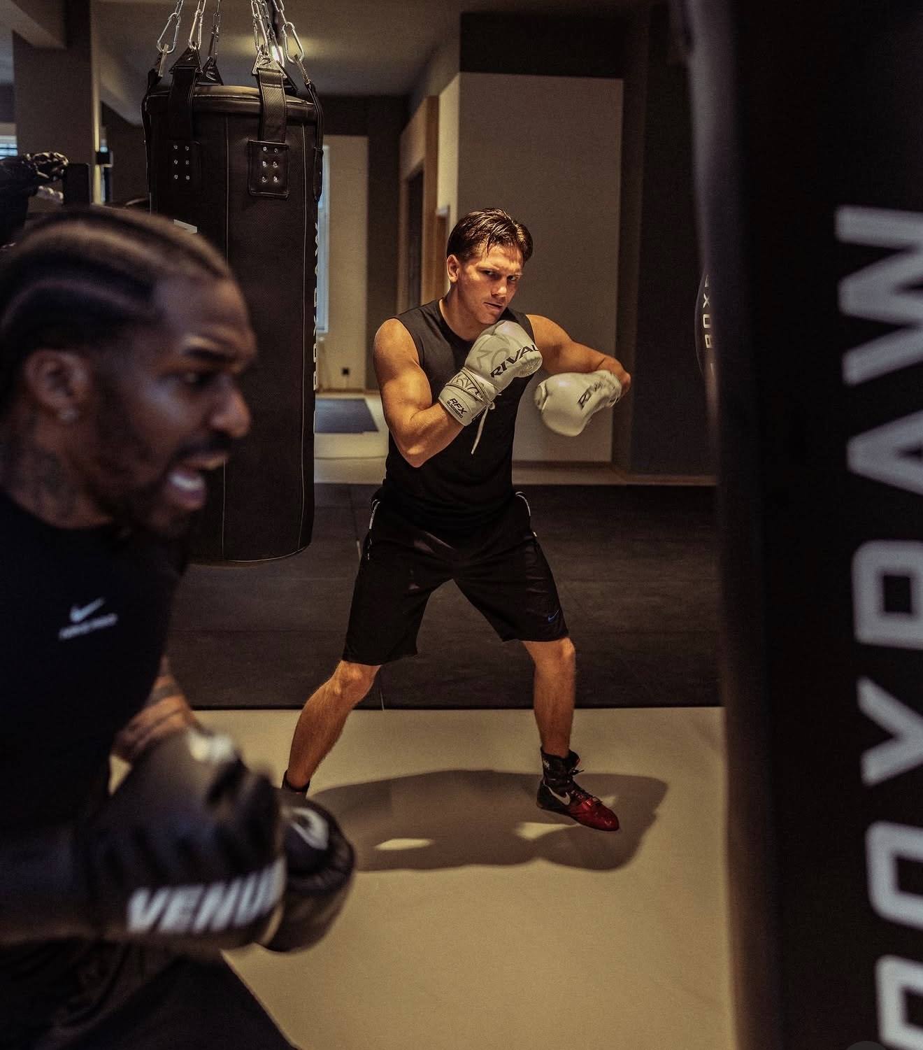 Zwei Boxer beim Sparring im Gym