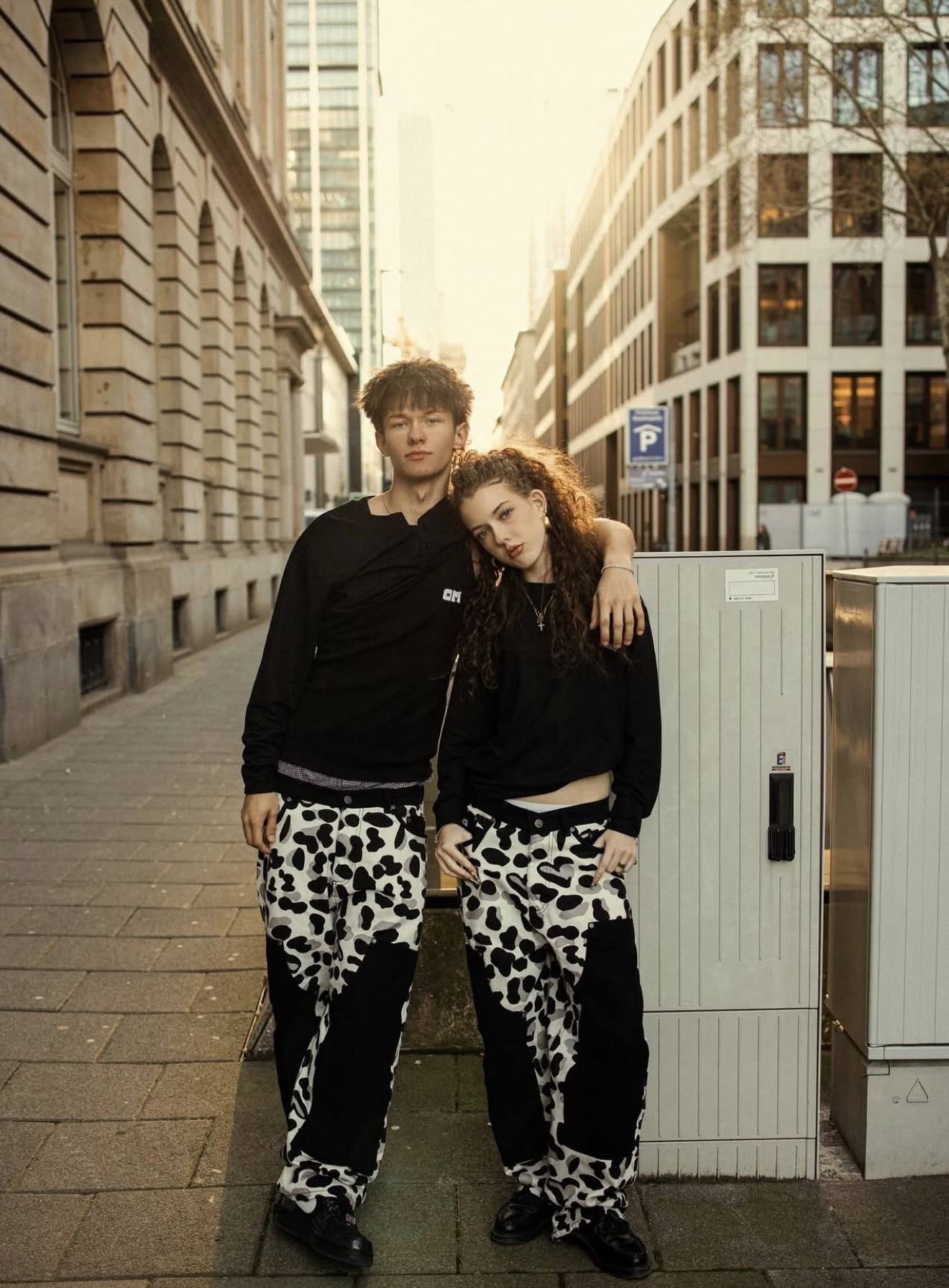 Zwei Models in Streetwear auf einer Straße
