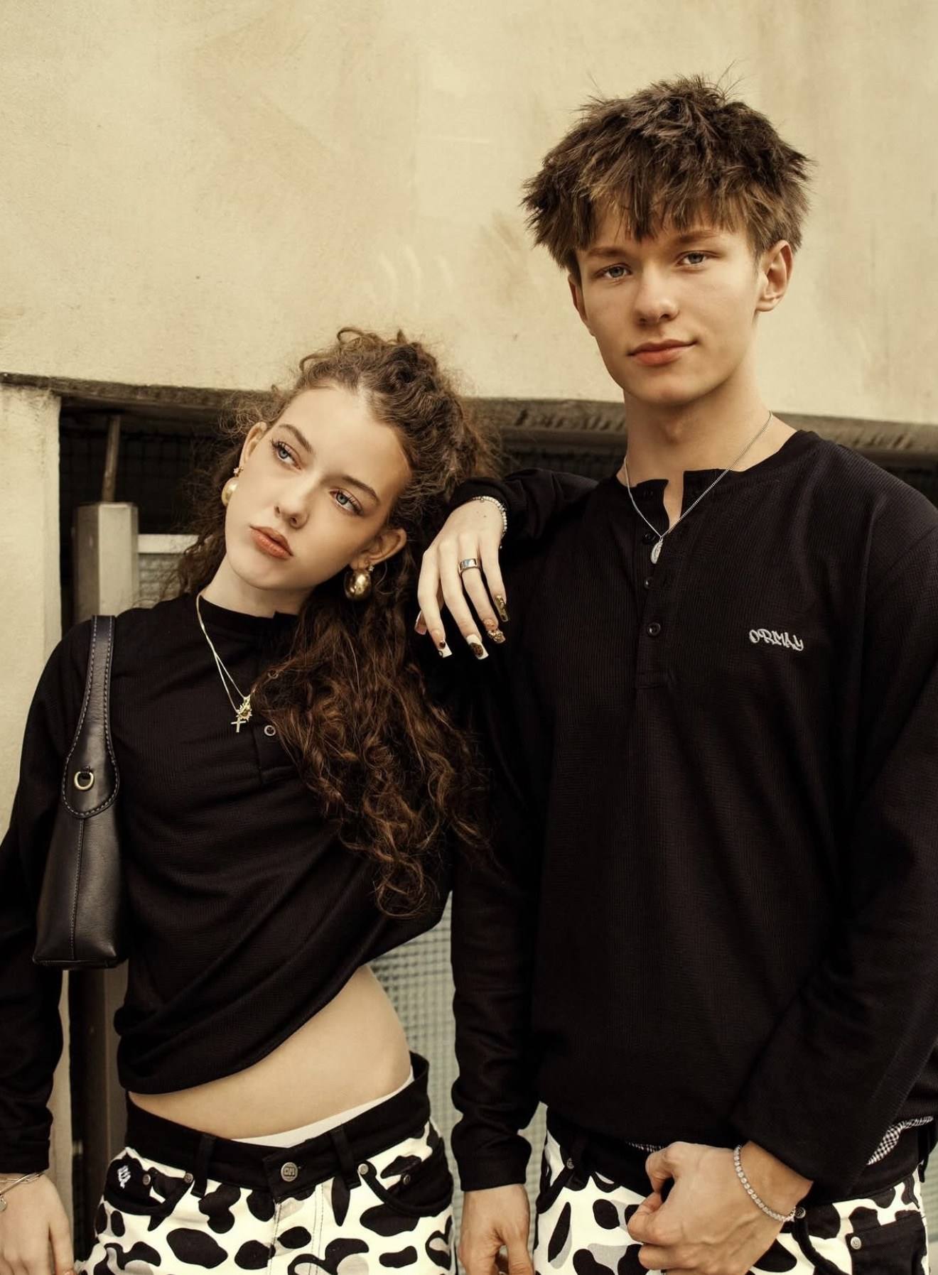Zwei Models in Streetwear vor einem Getränkeregal